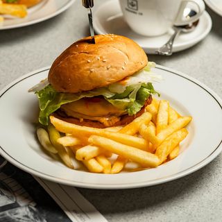 Бургер с куриной котлетой и картофелем фри (450г)