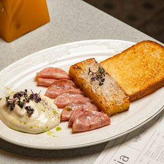 Завтрак с ветчиной, бриошью и картофельным граненом (350г)