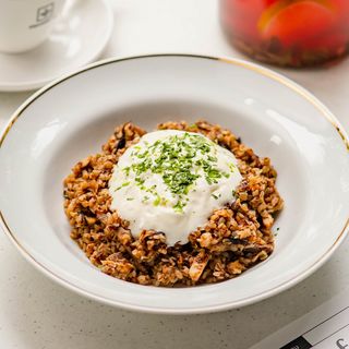 Каша гречневая с грибами, пашотом, курицей сувид и муссом пармезан (320г)