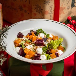 Салат со свеклой и хурмой (250г)