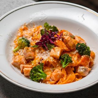 Паста с лососем (300г)