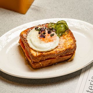 Крок-Мадам с фирменными огурчиками (415г)