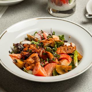 Салат с куриным бедром (270г)