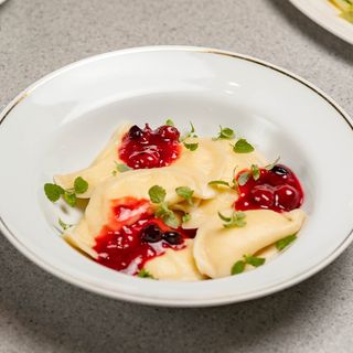 Вареники с творогом и ягодным соусом