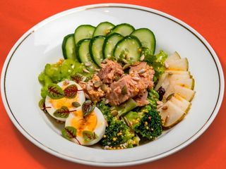 Зеленый боул с тунцом