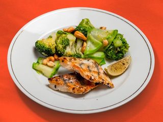 Судак на гриле с брокколи