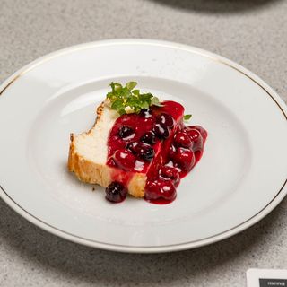 Творожная запеканка с ягодным соусом