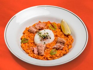 Томатная овсянка с тунцом и пашотом