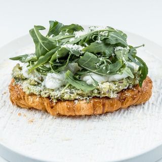 Круассан с авокадо с яйцом пашот