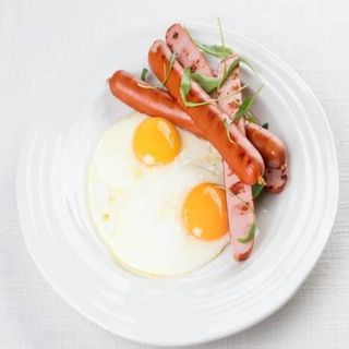 Глазунья с сосисками