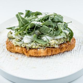 Круассан с индейкой яйцом пашот