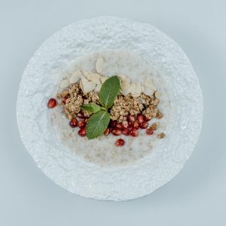 Каша овсяная с ягодами