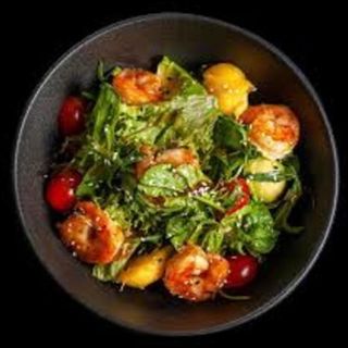 Рукола с креветками и манго