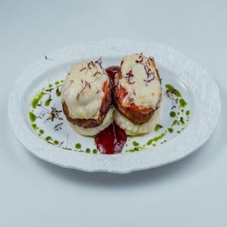 Куриные биточки с пюре и сыром