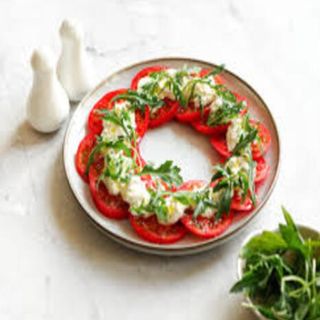 Салат с томатами и с сыром страчателла