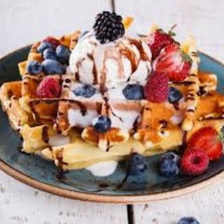 Бельгийские вафли с мороженным и сезонными фруктам