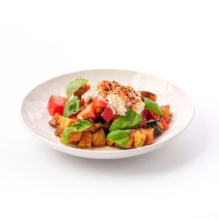 Салат с баклажанами и страчателлой