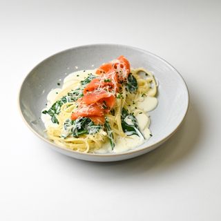 Паста с семгой со шпинатом в сливочном соусе