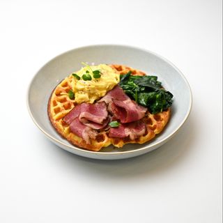 Картофельные вафли с яйцом пашот, шпинатом и соусом голландез