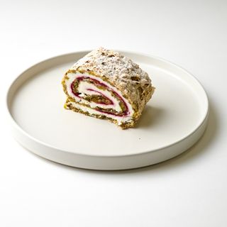 Фисташковый рулет с малиной