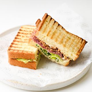 Бриошь с пастрами и медово-горчичным соусом