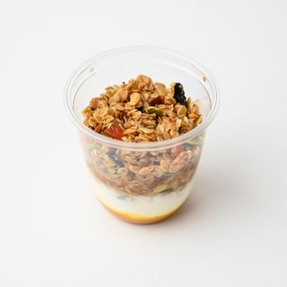 Йогурт с гранолой и манговым соусом