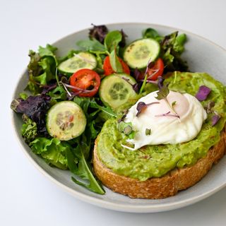 Авокадо тост с яйцом пашот