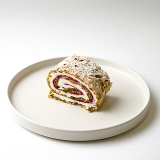 Рулет фисташка-малина 