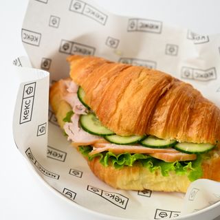 Круассан с индейкой и медово-горчичным соусом 