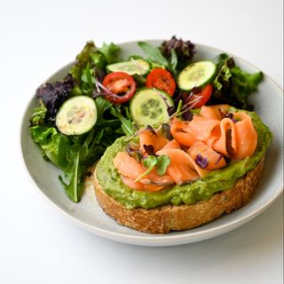 Авокадо тост с лососем 