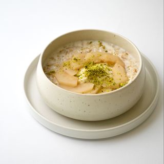 Овсяная каша с грушей и кокосовым кремом 