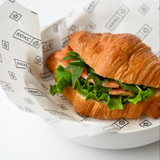 Круассан с лососем и рукколой 