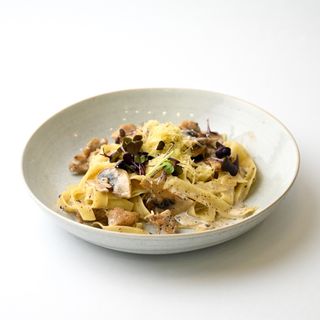 Фетучини с курицей и грибами с трюфельным соусом 