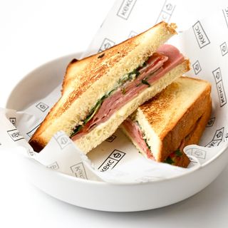 Бриошь с говяжьей ветчиной и медово-горчичным соусом 