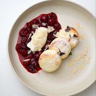 Сырники со сметаной и вишневым соусом 