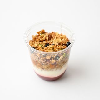 Гранола с ягодным соусом 