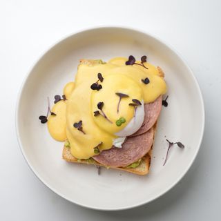 Бенедикт с ветчиной 