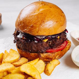 Бургер с томленной говядиной