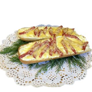 Горячий бутерброд с копченой колбаской (1шт)