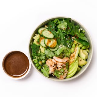 Зеленый Poke Bowl с креветками