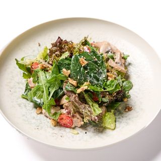 Салат с жареной курочкой и грибами