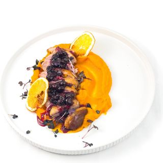 филе утки с брусничным соусом