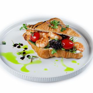 Круассан с креветкой