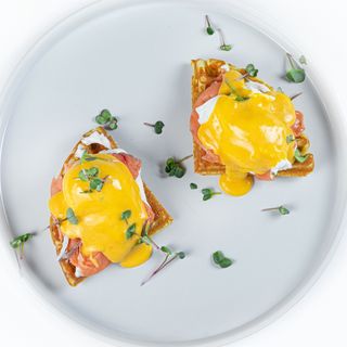 Яйцо Бенедикт на вафле