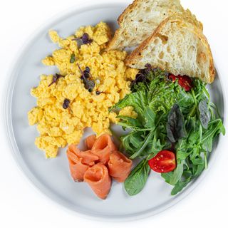 Скрэмбл с лососем