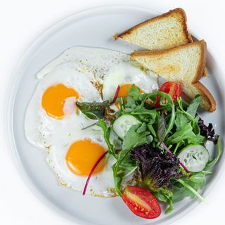 Яичница с микс-салатом