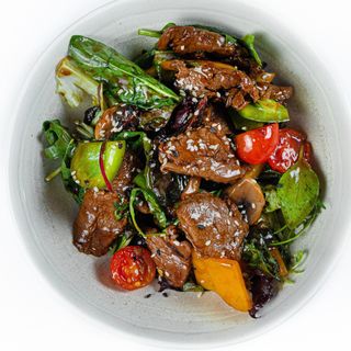 Салат с говядиной и овощами