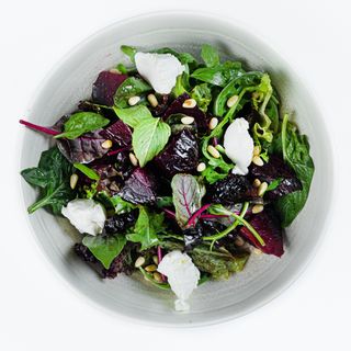 Салат с печеной свеклой и сыром