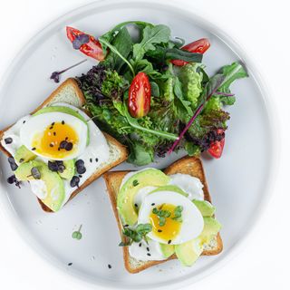 Тост с авокадо и яйцом