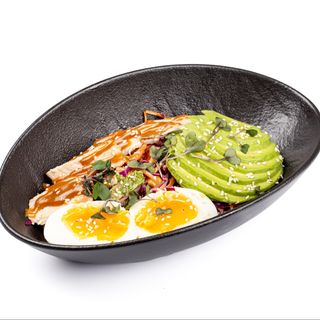 Салат с курицей и авокадо 